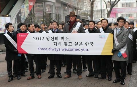 2월 23일(목) 오전 한국관광공사 이참 사장 및 임직원들이 <2012 다시 찾고 싶은 한국> 명동거리 캠페인에 참여하고 있는 모습