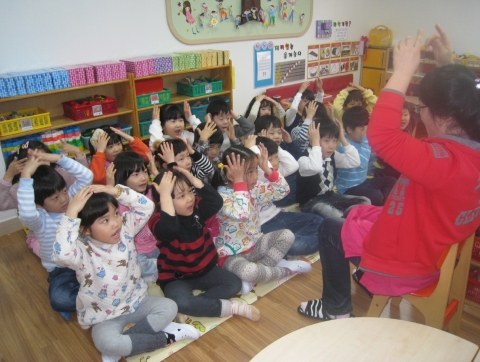 이번에 개관란 &#039;시립 여천어린이집&#039; 아이들이 선생님과 &#039;이야기 나누기&#039; 수업을 하고 있는 모습