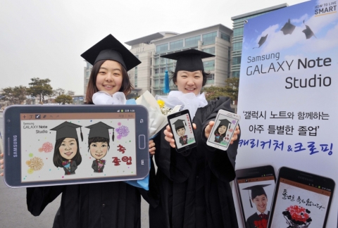 삼성전자는 졸업•입학 시즌을 맞아 2월 22일부터 3월 2일까지 국민대, 성신여대, 연세대, 한양대 등에서 '갤럭시 노트 스튜디오'를 운영해 갤럭시 노트를 이용한 캐리커처와 크롭핑 서비스를 제공한다. 사진은 23일 한양대에서 '갤럭시 노트 스튜디오'를 이용한 졸업생들의 모습