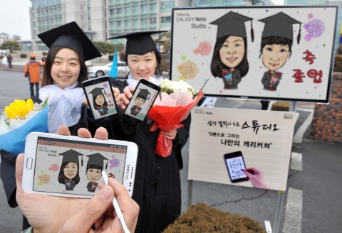 삼성전자는 졸업•입학 시즌을 맞아 2월 22일부터 3월 2일까지 국민대, 성신여대, 연세대, 한양대 등에서 '갤럭시 노트 스튜디오'를 운영해 갤럭시 노트를 이용한 캐리커처와 크롭핑 서비스를 제공한다. 사진은 23일 한양대에서 '갤럭시 노트 스튜디오'를 이용한 졸업생들의 모습