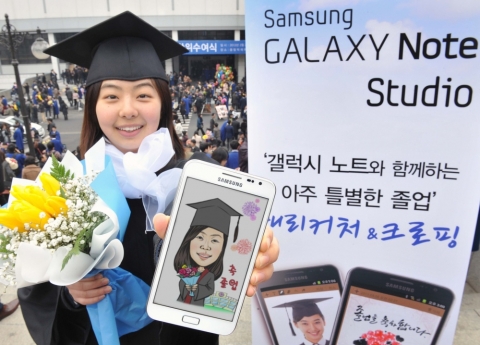 삼성전자는 졸업•입학 시즌을 맞아 2월 22일부터 3월 2일까지 국민대, 성신여대, 연세대, 한양대 등에서 '갤럭시 노트 스튜디오'를 운영해 갤럭시 노트를 이용한 캐리커처와 크롭핑 서비스를 제공한다. 사진은 23일 한양대에서 '갤럭시 노트 스튜디오'를 이용한 졸업생들의 모습
