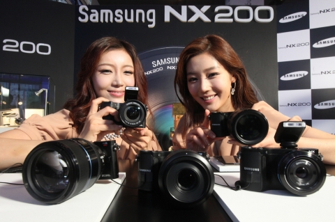 삼성 카메라 NX200, 올해의 미러리스 카메라로 선정