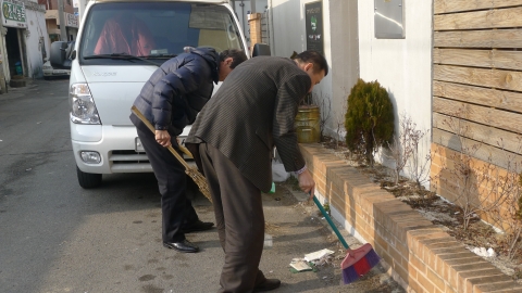 광주시 토지정보과 직원들은 더불어 사는 따뜻한 공동체 실현과 시민이 행복한 창조도시 광주를 만들기 위해 지난 23일 동구 산수동에 소재한 막달레나의 집에서 봄맞이 대청소 봉사활동을 실시했다.