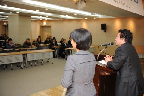 2012 공단 사업설명회에서 인사말을 하는 이성규 이사장