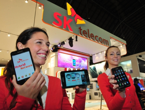 27일 스페인 바르셀로나에서 개막하는 모바일월드콩그레스(MWC)2012에서 SK텔레콤 모델이 RCS, 하이브리드 네트워크(이종 무선망 묶음 기술) 등 새로운 서비스와 기술을 선보이고 있다.