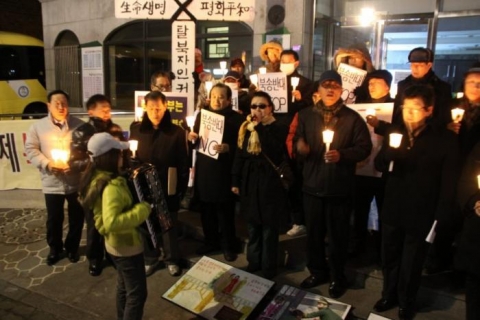 25일밤 중국대사관앞에서 애국주의연대 회원, 시민 30여명이 5일째 단식 투쟁중인 박선영 의원을 지지방문해 탈북동포들의 자유와 생명을 구하자는 촛불을 밝혔다.