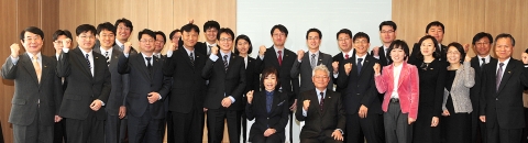 건국대(총장 김진규)는 2012학년 1학기에 새롭게 초빙된 전임교수 19명이 후학과 학교를 위해 정년때까지 매월 10만원씩 기부하기로 약정했다고 밝혔다.