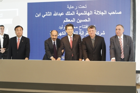 롯데 박창규 사장, 제넬(Xenel) 모하메드 알리레자(Mohamed Alireza), 한전 조인국 부사장, 요르단 압둘라 국왕 2세, 요르단 에너지광물자원부 (MEMR) 쿠타이바 아부 쿠우라(Qutaiba Abu Qura)가 발전소 출력화면 점등식에서 스위치를 누르고 있다.