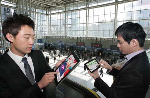 LG유플러스는 자사 와이파이(Wi-Fi) 서비스인 U+zone(유플러스존)을 다른 통신사 가입자도 무료로 사용할 수 있도록 완전 개방한다. 서울역에서 고객들이 태블릿PC와 스마트폰으로 와이파이를 이용해 인터넷 서비스를 즐기고 있다.