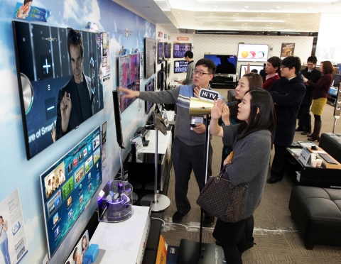 삼성전자 매장을 찾은 고객들이 삼성 스마트TV의 다양한 기능을 체험하고 있다.