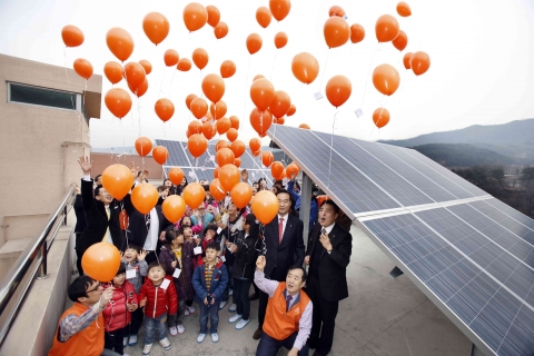 28일 오전, 한화그룹 임직원들이 태양광 발전설비가 설치된 성우보육원(대전시 대덕구 연축동) 옥상에서 보육원 관계자 및 아동들과 함께 소망카드를 담은 풍선을 날리며 해피선샤인 캠페