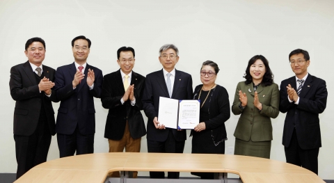 28일 오전, (주)한화 대전공장 장길회 공장장(사진 오른쪽에서 네번째)을 비롯한 한화그룹 대전지역 사업장 대표들이 성우보육원 김익자 원장(사진 오른쪽에서 세번째)에게 태양광 발전