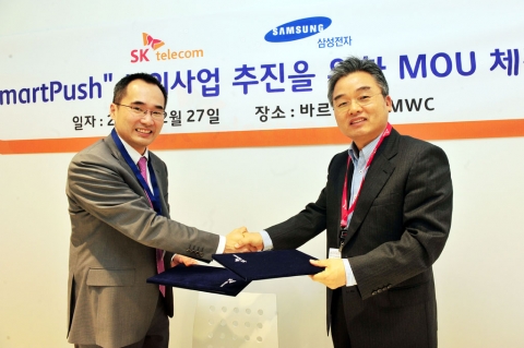 SK텔레콤이 각종 메신저/SNS 서비스의 원활한 사용을 돕고 통신망 과부하를 방지하는 국내 독자 기술(Smart Push)의 해외 수출을 위해 27일 바르셀로나에서 개최된 MWC(Mobile World Congress)2012 현장에서 관련 협약을 체결했다.