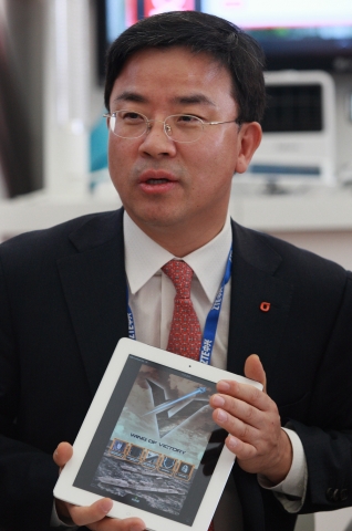 KT 개인고객부문장 표현명 사장이 스페인 바르셀로나에서 열린 ‘GSMA MWC 2012’ 전시장에 마련된 ‘커넥티드 하우스(Connected House)’부스에서 기자간담회를 하고 있다.