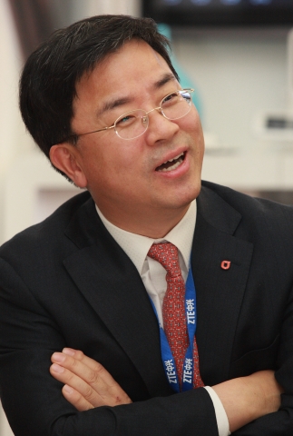 KT 개인고객부문장 표현명 사장이 스페인 바르셀로나에서 열린 ‘GSMA MWC 2012’ 전시장에 마련된 ‘커넥티드 하우스(Connected House)’부스에서 기자간담회를 하고 있다.