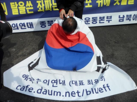 애국주의연대 최용호 대표가 성명서를 낭독한후  항의 삭발식을 거행하고 있다.