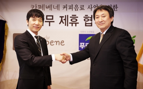 ㈜카페베네 대표이사 김선권(왼쪽)과 ㈜푸르밀 대표이사 남우식(오른쪽)이 업무협약을 체결하고 기념촬영을 하고 있다.