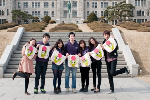 SIFE Blooming 프로젝트 팀원들. 좌측부터 송지현,김효진,박병주,김대중,강주연,김지원,유민환 학생.