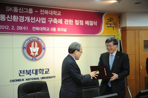 박인식 SK브로드밴드 대표이사(오른쪽)와 서거석 전북대학교 총장(왼쪽)이 협약식 체결 후 인사를 나누고 있다.