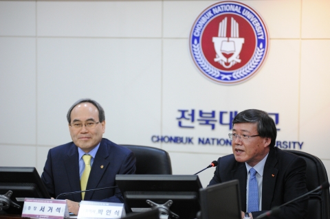 박인식 SK브로드밴드 대표이사(오른쪽)와 서거석 전북대학교 총장(왼쪽)이 협약식에서 인사말을 나누고 있다.