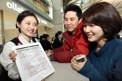 KT는 공항 올레로밍센터에서 국내 최초로 아이패드를 통한 상담서비스를 제공하고, 인천공항 내 ‘데이터로밍 전용부스’를 운용하는 등 간편하면서도 전문화된 로밍 상담을 선보인다. 사진은 인천공항 내 올레로밍센터에서 고객이 아이패드를 통해 로밍 서비스를 신청하고 있는 모습.