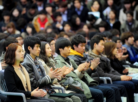 건국대는 지난 29일 오후 GLOCAL(글로컬)캠퍼스 건국체육관과 컨벤션홀에서 신입생·편입생과 학부모 등이 참석한 가운데 2012학년도 신입생 입학식과 학부모대상 학교비전 설명회를 개최했다.