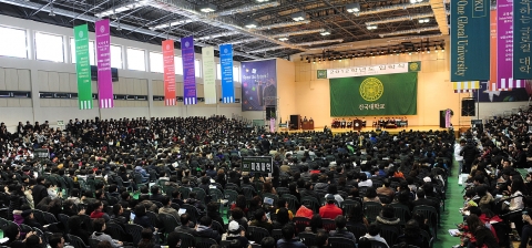 건국대는 지난 29일 오후 GLOCAL(글로컬)캠퍼스 건국체육관과 컨벤션홀에서 신입생·편입생과 학부모 등이 참석한 가운데 2012학년도 신입생 입학식과 학부모대상 학교비전 설명회를 개최했다.