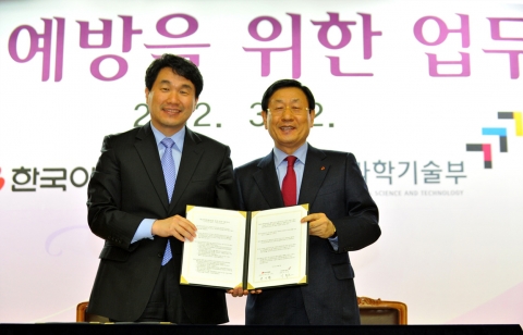 2일 한국야쿠르트 본사에서 열린 '학교폭력예방 업무협약식'에서 한국야쿠르트 양기락 대표이사(좌측)와 이주호 교육과학기술부 장관(우측)이 협약을 체결했다.