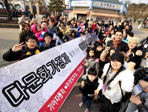 기아자동차는 3일 경기도 용인 에버랜드에서 저소득 다문화가정 가족 100명과 기아차 동호회 회원 및 행사 관계자 100명 등 총 200명이 참가하는 ‘다문화가정과 함께’ 행사를 지원했다.