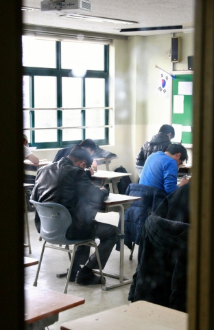 용산고등학교에서 응시자들이 시험을 치르는 모습