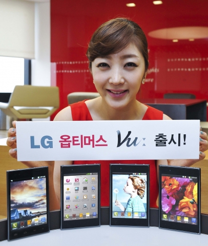 LG전자 모델이 5인치 대화면 ‘옵티머스 Vu:(뷰)’ 를 들고 포즈를 취하고 있는 사진