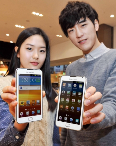 삼성전자는 5.0형 대화면, 1GHz 듀얼코어 프로세서를 적용한 스마트 플레이어 신제품 '갤럭시 플레이어 70 플러스'를 5일 출시한다.
