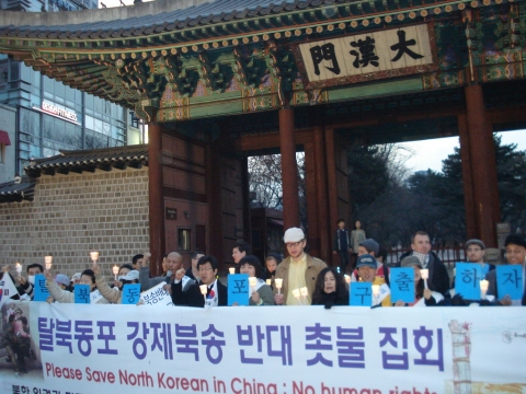 애국주의연대 (대표 최용호) 회원, 시민, 외국인 학생 등 50여명이 1일 오후 6시 대한문앞에서 탈북자 강제북송반대 촛불집회를 개최하고 있다.