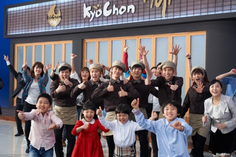 "K-치킨" 댄스를 추고 있는 교초치킨 모델 슈퍼주니어