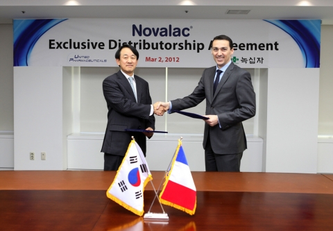 녹십자 이병건 사장과 United Pharmaceutical社의 라파엘 버드게이(Raphael Berdegay) 전무(Executive Director)가 지난 2일 경기도 용인의 녹십자 본사에서 계약을 체결한 후 악수를 나누고 있다