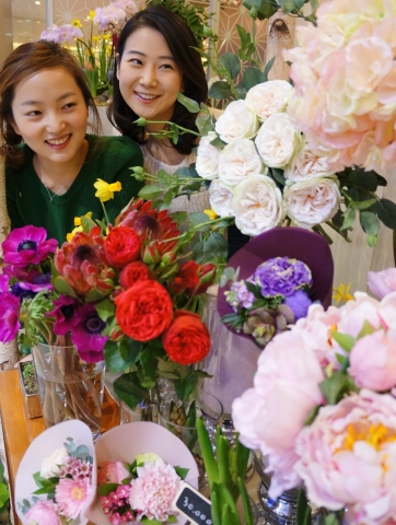 현대백화점 목동점은 5일 경칩을 맞아 다양한 꽃과 화분을 선보인다.