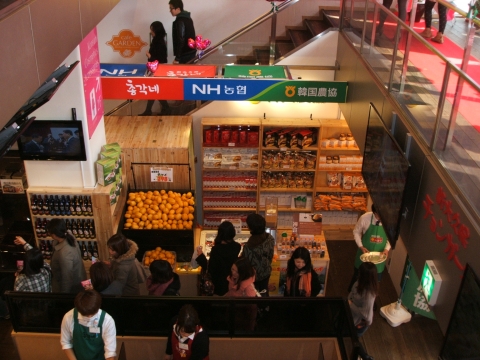 농협중앙회는 일본 한류 1번지인 신오쿠보 거리에 농협제품 전문판매장인 ‘농협 안테나숍’을 3월 3일에 개장했다.