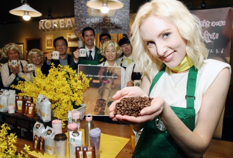 스타벅커피 코리아가 블론드 로스트 원두의 국내 출시를 기념해 3월 6일 스타벅스 소공동점에서 방송인 브로닌 멀렌과 스타벅스커피 코리아 바리스타등 20여명이 참석한 가운데 ‘블론드 로스트’ 커피를 소개하는 자리를 가졌다.