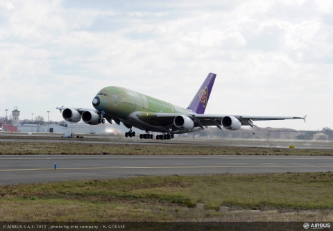 타이항공 A380 1호기가 처녀비행을 위해 프랑스, 툴루즈 공항에서 이륙하는 모습