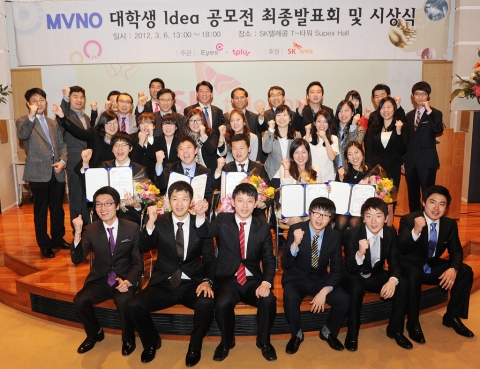SK텔레콤과 MVNO 사업자 KCT, 아이즈비전이 2달 간 공동으로 진행해 온 'MVNO 대학생 아이디어 공모전' 최종 시상식을 6일 가졌다. 공모전에 참가한 대학생들이 시상식 후 기념 촬영을 하고 있다.