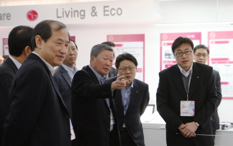 구본무 LG 회장이 '차세대 성장엔진 전시관'에서 전기자동차부품의 R&D 현황을 살펴보고 있는 모습.(왼쪽부터) 이상철 LG유플러스 부회장, 권영수 LG화학 전지사업본부장 사장, 구본무 LG 회장, 안승권 LG전자 CTO 사장, 손영규 LG이노텍 연구위원
