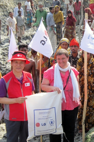 8일 방글라데시 바리살 지역에서 ㈜LG김영기 부사장(좌)이 WFP 방글라데시 사무소장 크리스타 라더 (우)에게  'LG희망가족'에게 전할 식량을 전달하는 모습