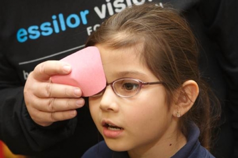 안경업계 관계자에 따르면 "눈 건강은 유전적인 요인도 있지만 눈에 좋지 않은 생활 환경이나 습관을 가진 경우, 가족이 함께 시력이 나빠질 수 있어 안경원 방문 시 가족 모두가 시력검사를 해보는 것이 좋다."고 밝혔다.
