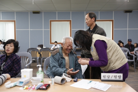 국민건강보험공단(이사장 김종대) ‘사랑실은 건강천사’ 의료봉사단은 9일 공단 직영 병원인 일산병원 의료진과 함께 강화도 양도면을 찾아 지역 어르신 100여명을 대상으로 사랑의 의료