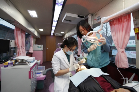 국민건강보험공단(이사장 김종대) ‘사랑실은 건강천사’ 의료봉사단은 9일 공단 직영 병원인 일산병원 의료진과 함께 강화도 양도면을 찾아 지역 어르신 100여명을 대상으로 사랑의 의료
