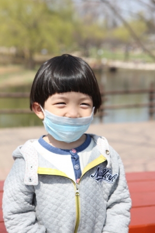아이누리한의원 대전점 박경남 원장은  “감기 걸렸을 때마다 무조건 약물에 의존하는 치료습관은 오히려 아이의 면역력을 떨어뜨릴 수 있다. 증상이 심하지 않다면 집에서 엄마의 생활 관리법으로 이겨낼 수 있게 만들어야 한다”고 말한다.