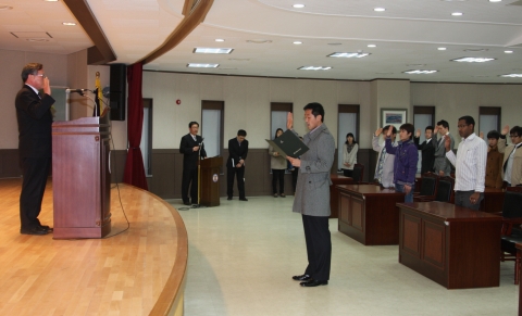 군산대학교(총장 채정룡)는 3월 9일(금) 오후 2시 군산대학교 황룡문화관 2층 대회의실에서 2012학년도 외국인 유학생 입학식을 가졌다.