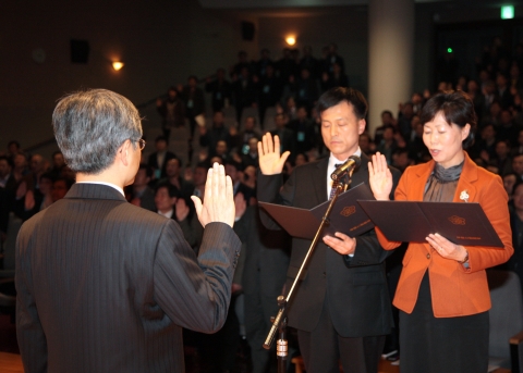 ‘전국 우체국장 경영혁신 결의대회’가 9일 천안 지식경제공무원교육원에서 열려 전국 우체국장 등 400여 명이 혁신결의선서를 하고 있다. 이날 결의대회에서 전국의 우체국장은 조직문화와 업무프로세스 개선 등 혁신 사례와 계획을 공유했다.