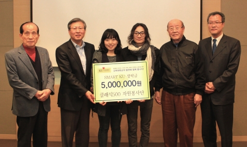 더 클래식500 입주 회원들의 자원봉사단체인 ‘클래식500 자원봉사단’(단장 강병직)은 9일 더 클래식500 대회의실에서 장학금 수여식을 갖고 건국대 재학생 2명에게 총 500만원의 장학금을 전달했다.