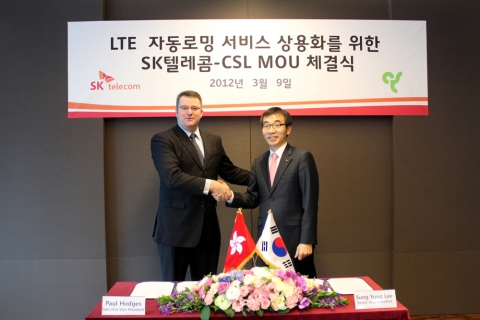 SK텔레콤과 홍콩 이동통신사 CSL이 9일 한국-홍콩 간 LTE망 연동에 최초로 성공하고, 같은 날 SK텔레콤 을지로 본사에서 LTE 자동로밍 서비스 조기 상용화에 협력키로 하는 양해각서(MOU)를 체결했다. SK텔레콤 이성영 제휴사업본부장(사진 오른쪽) 과 CSL의 폴 홋지(Paul Hodges) 수석부사장이 양해각서 체결 후 기념촬영을 하고 있다.